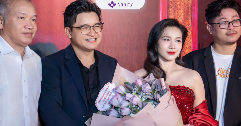 dan-nghe-si-toa-sang-tai-premiere-heo-5-mong-hanh-trinh-chuan-bi-voc-dang-phia-sau-anh-den-san-khau